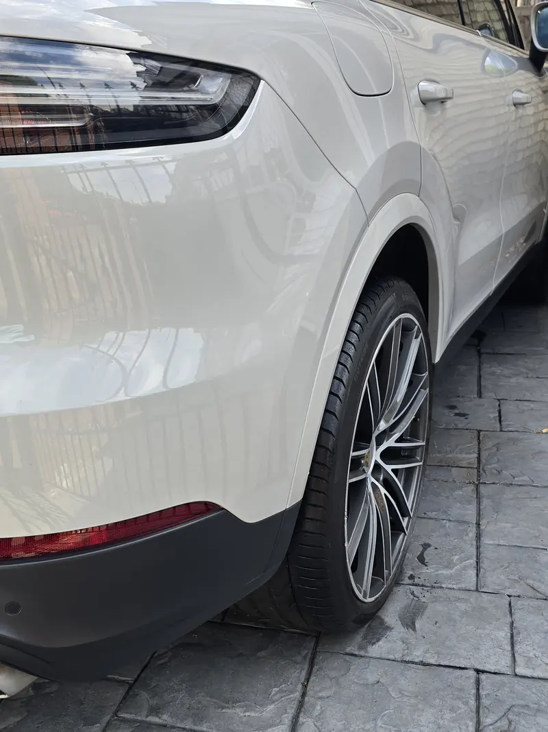 White Porsche Cayenne photographed after detailing